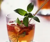Erdbeerbowle mit Minze