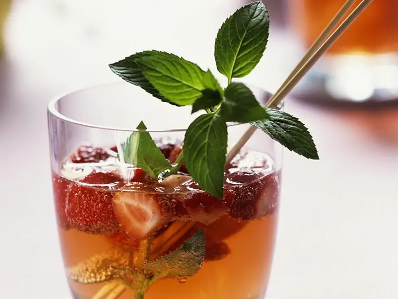 Erdbeerbowle mit Minze