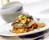 Thunfischsteak mit Mango-Tomatensalsa auf Süßkartoffeln