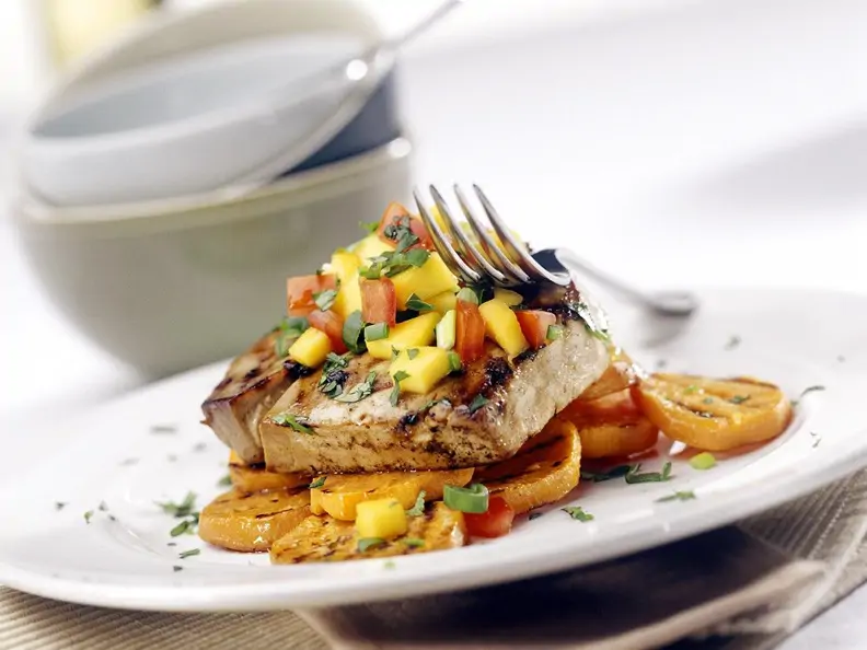 Thunfischsteak mit Mango-Tomatensalsa auf Süßkartoffeln