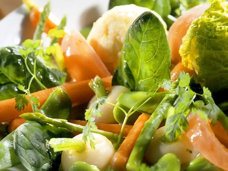 Frühlingsgemüsesalat
