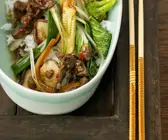 Asiatisches Rindfleisch mit Gemüse und Reis