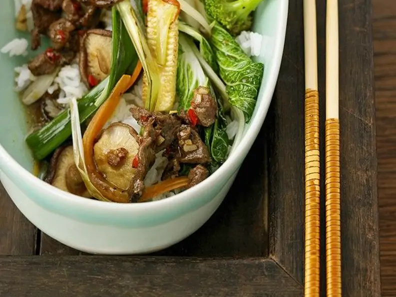 Asiatisches Rindfleisch mit Gemüse und Reis