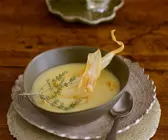 Pastinakensuppe mit Thymian
