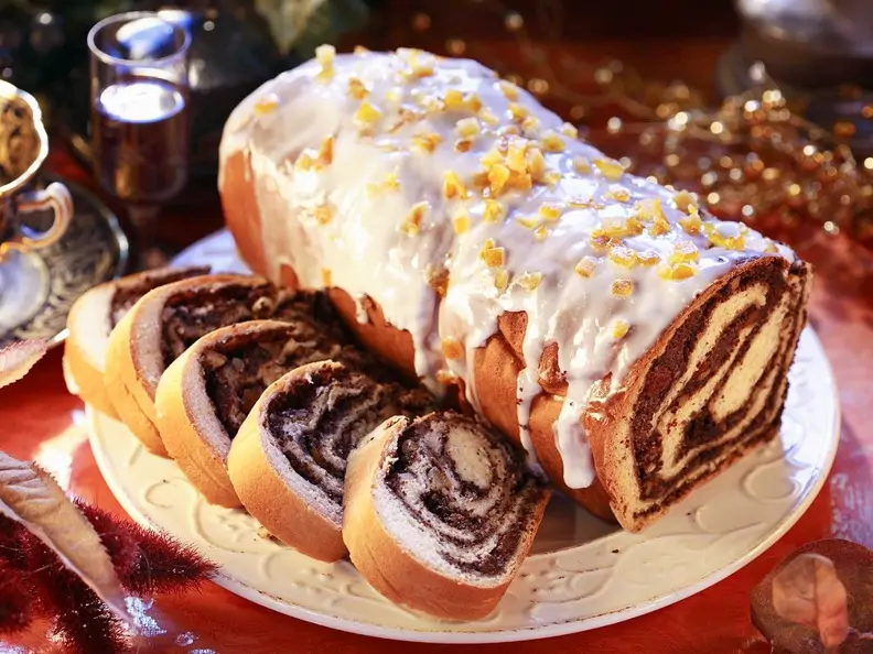 Mohnstollen mit Zuckerglasur