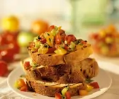 Crostini mit Tomaten und Basilikum