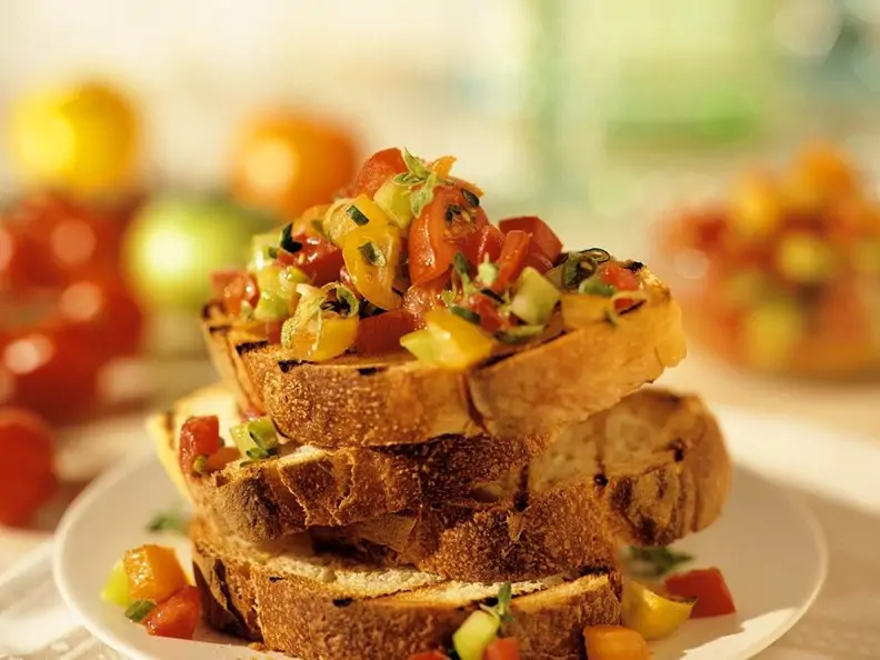 Crostini mit Tomaten und Basilikum
