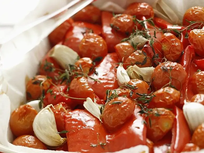 Gebackene Knoblauchtomaten mit Paprika