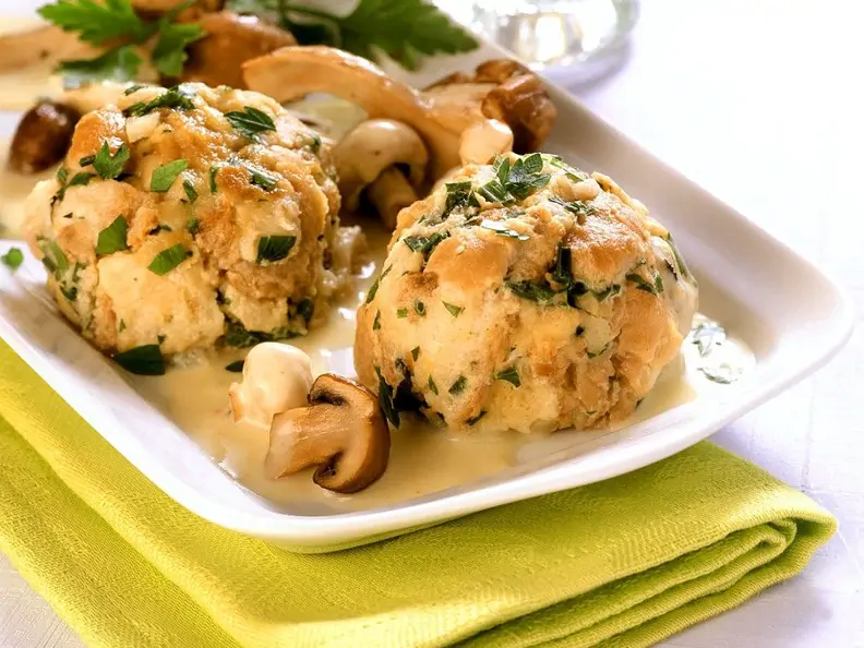 Semmelknödel mit Schwammerlsauce