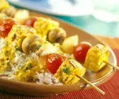 Tofu-Gemüse-Spieße mit Currysauce