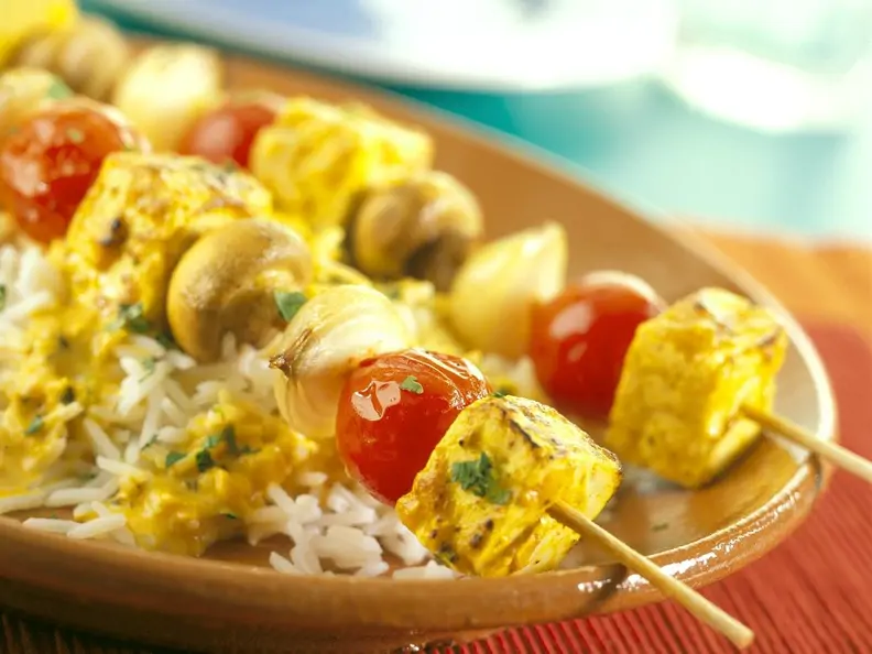 Tofu-Gemüse-Spieße mit Currysauce