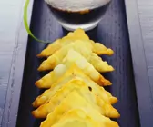 Knusprige Zucchini-Ravioli mit Dip