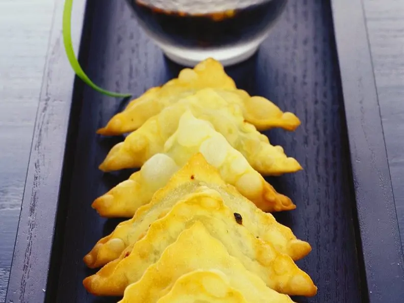 Knusprige Zucchini-Ravioli mit Dip