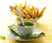 Kartoffelchips mit Bärlauchdip