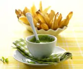 Kartoffelchips mit Bärlauchdip