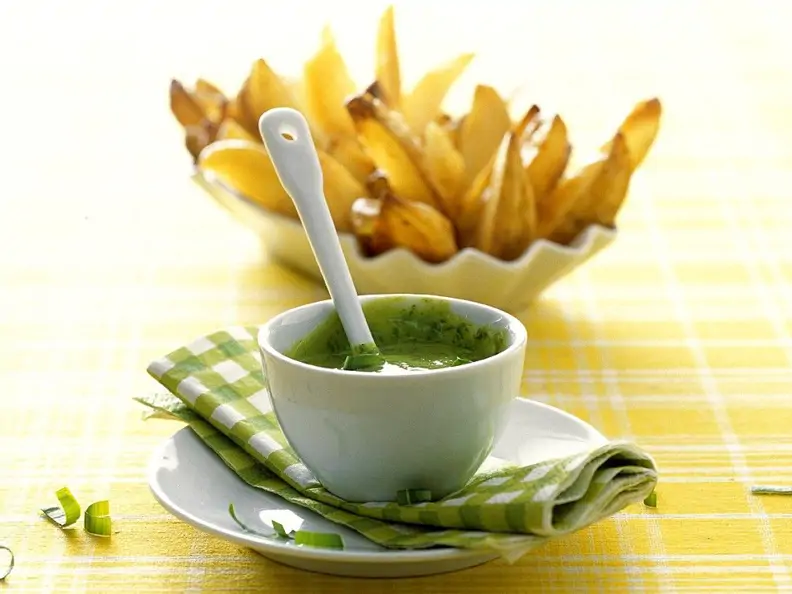Kartoffelchips mit Bärlauchdip