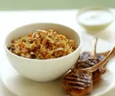 Lammchops mit herzhaftem Rosinenreis