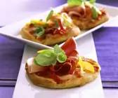 Kleine Käse-Pizzen mit Schinken