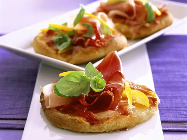 Kleine Käse-Pizzen mit Schinken