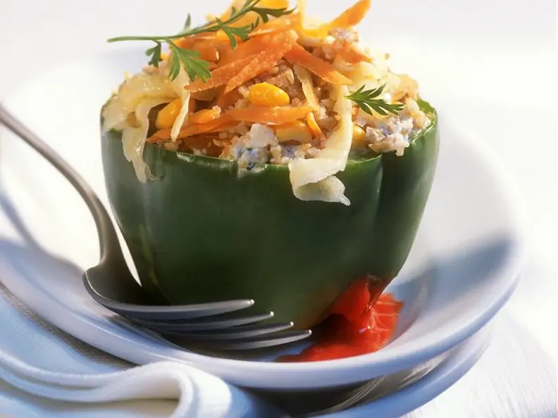 Paprika mit Grünkern-Möhren-Füllung