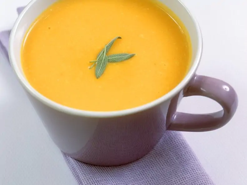 Kürbissuppe mit Sahne und Salbei