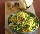 Nudeln mit Gemüse und Nüssen