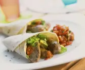Wraps mit Bratwürstchen, Salsa und Avocado gefüllt
