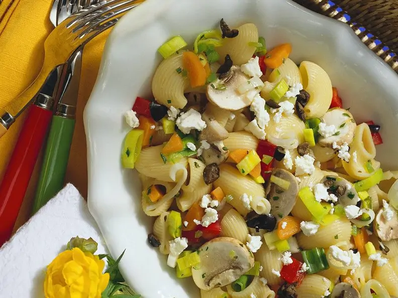 Nudelsalat mit Pilzen und Schafskäse