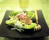 Salat und Avocado und Gyrosfleisch