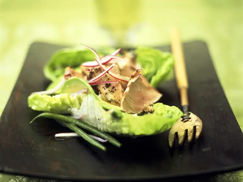 Salat und Avocado und Gyrosfleisch