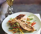 Gebratener Lachs auf Gemüsebett