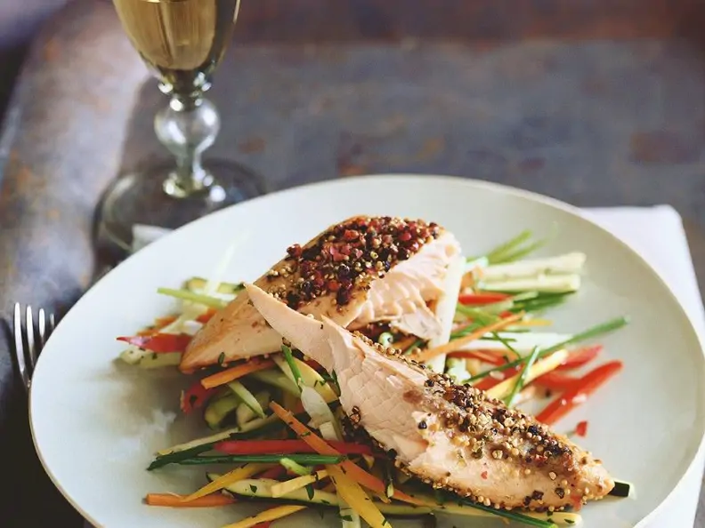 Gebratener Lachs auf Gemüsebett
