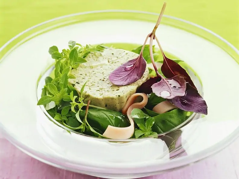 Kräutermousse mit Blattsalat