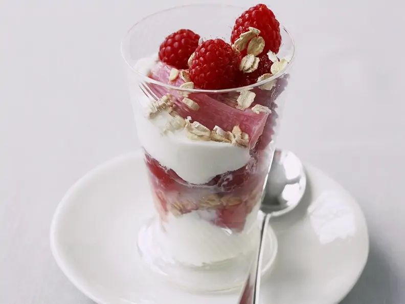 Trifle mit Himbeeren und Rhabarber
