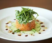 Törtchen aus geräuchertem Lachs und Spargel
