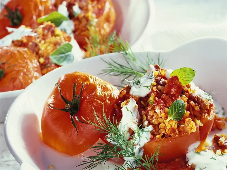 Mit Lamm gefüllte Tomaten