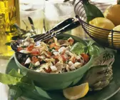 Mediterraner Artischocken-Tomatensalat