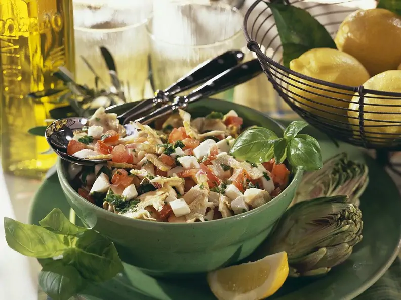 Mediterraner Artischocken-Tomatensalat
