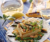 Blätterteigpastete gefüllt mit Meeresfrüchteragout