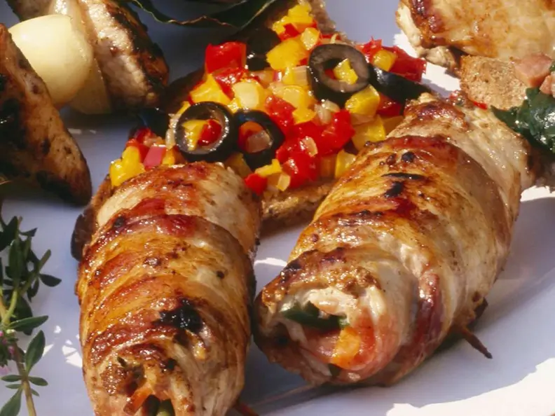Mit Speck umwickelte Roulade