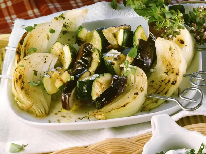 Auberginen-Spieße mit Zucchini und Zwiebeln
