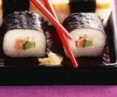 Maki-Sushi mit Lachs und Avocado