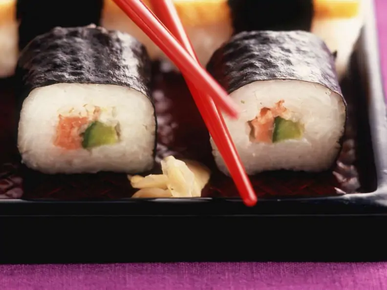 Maki-Sushi mit Lachs und Avocado