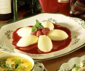 Mandelcreme mit Himbeersauce