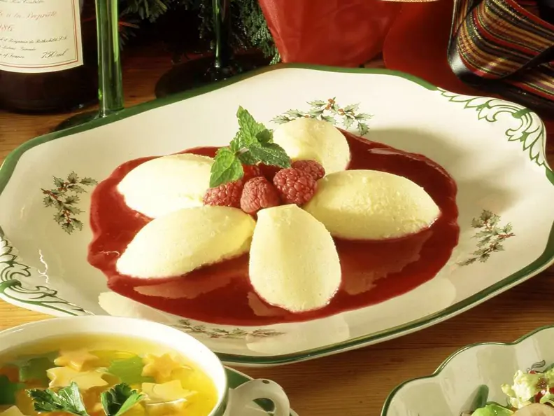 Mandelcreme mit Himbeersauce
