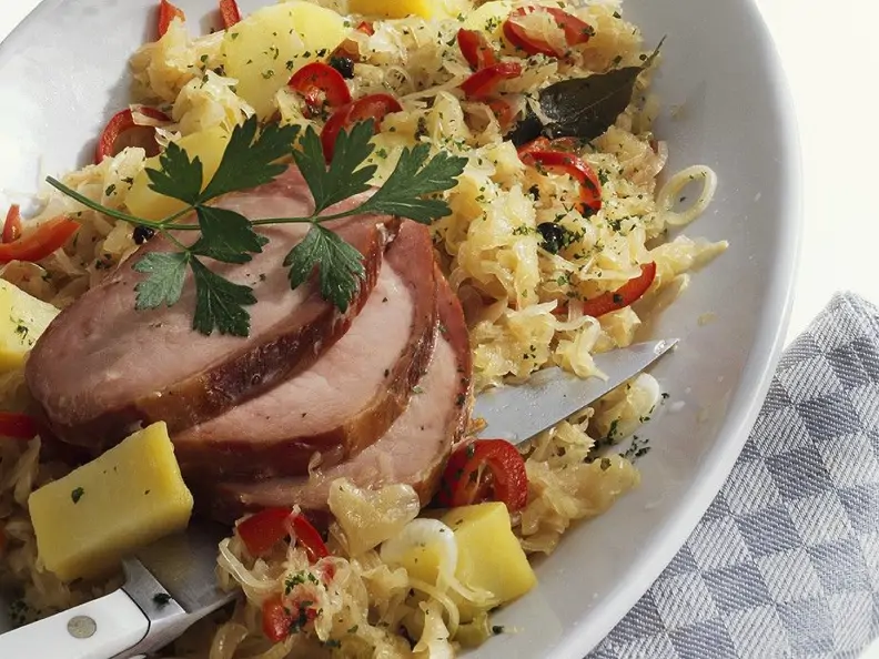 Sauerkraut mit Kassler und Kartoffeln