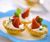Tarteletts mit Joghurtcreme und Erdbeeren