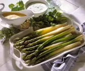 Spargel mit zwei Kräutersaucen