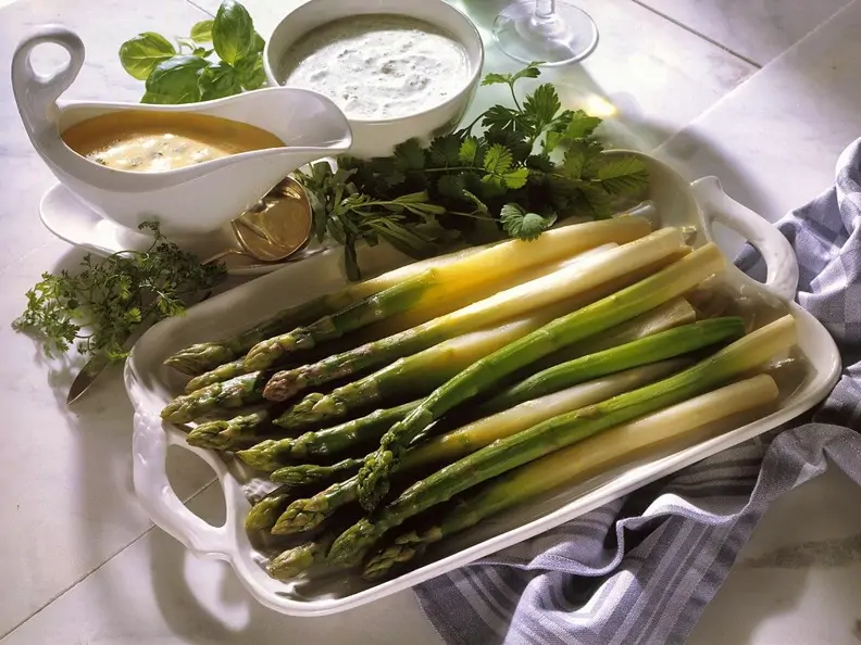 Spargel mit zwei Kräutersaucen