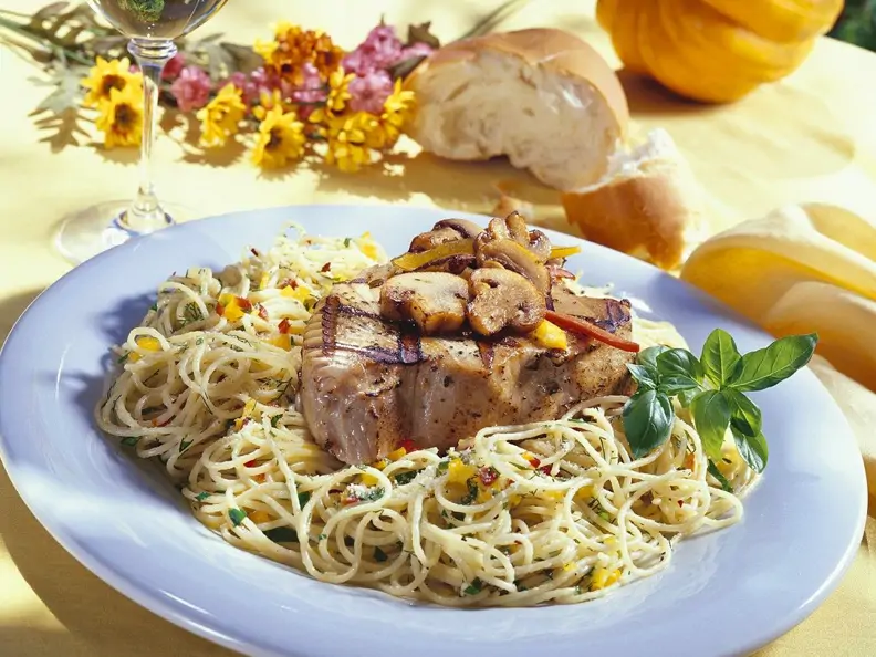 Nudeln mit gebratenem Thunfisch